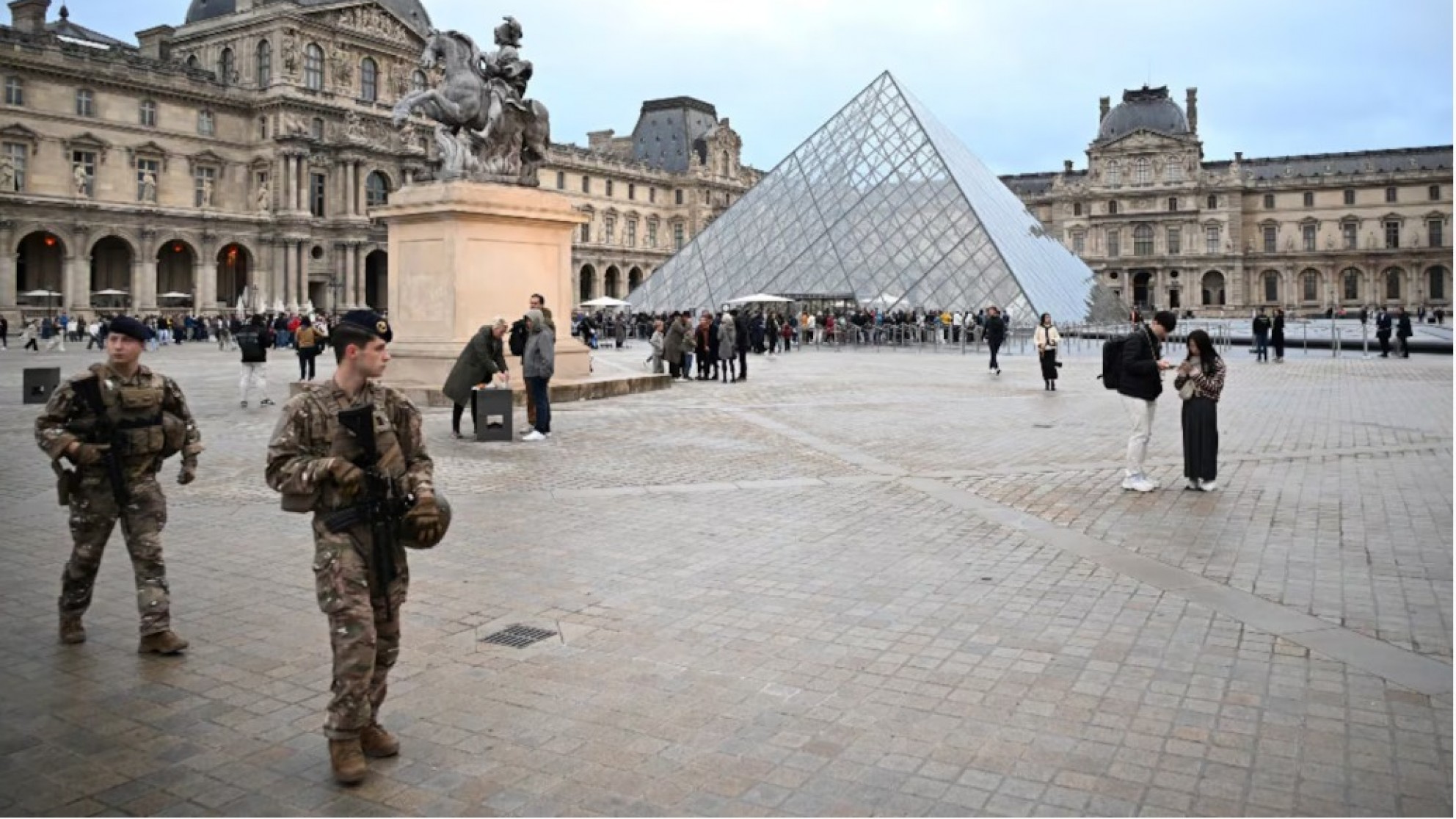 Robo al Museo del Louvre: La Policía francesa detiene a varios sospechosos
